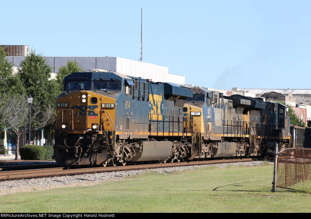 CSX 814 leads train M301-21 southbound